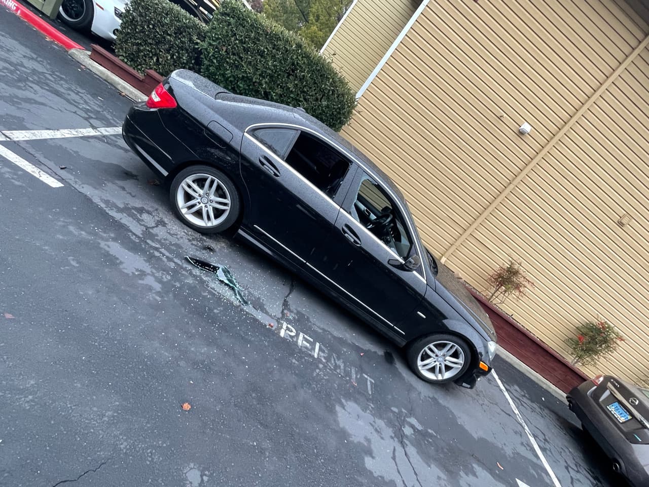 Nueve vehículos fueron vandalizados en un complejo de apartamentos en Sacramento.