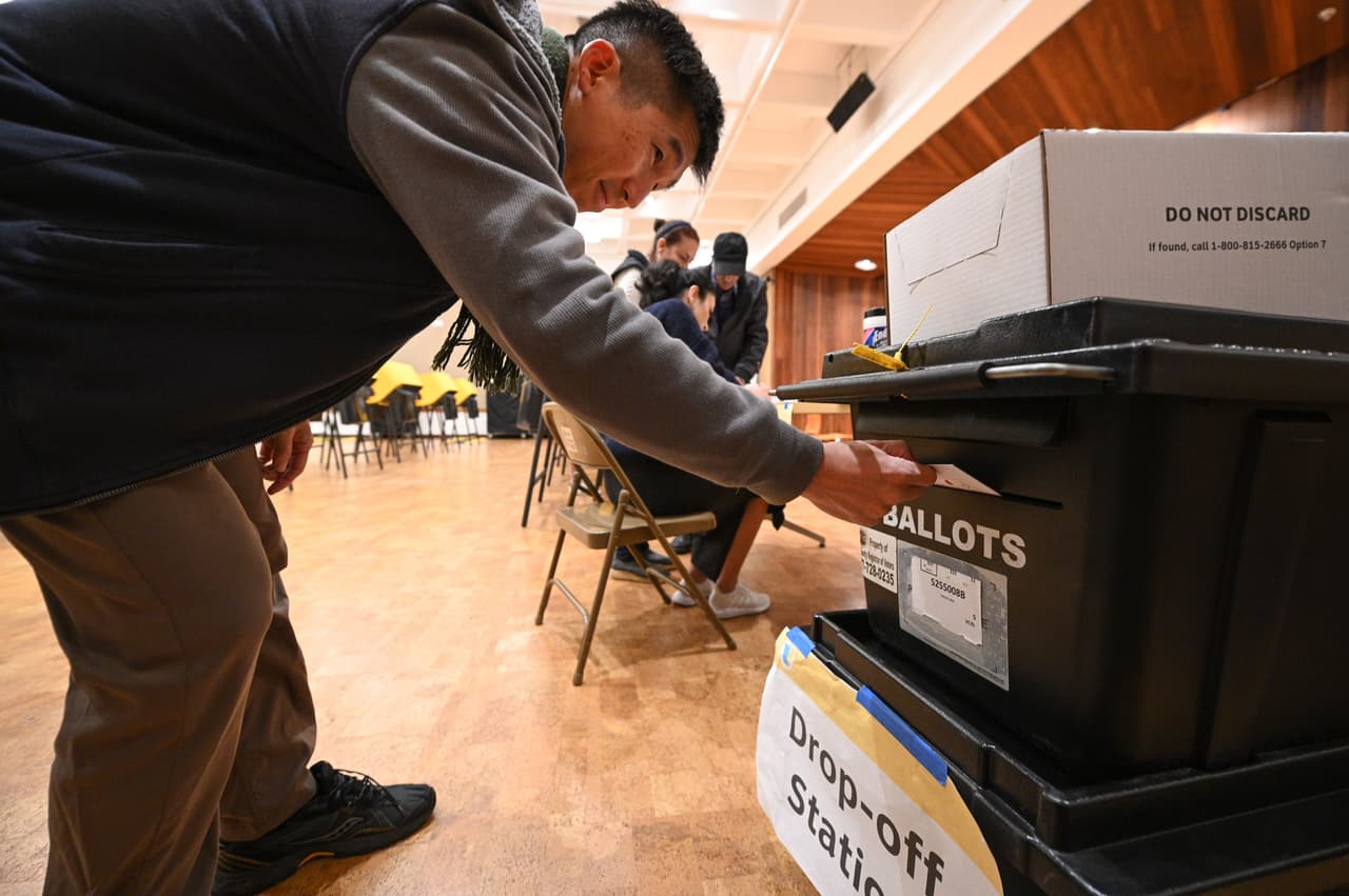 Reportan problemas en centros de votación en Sacramento y Fresno
