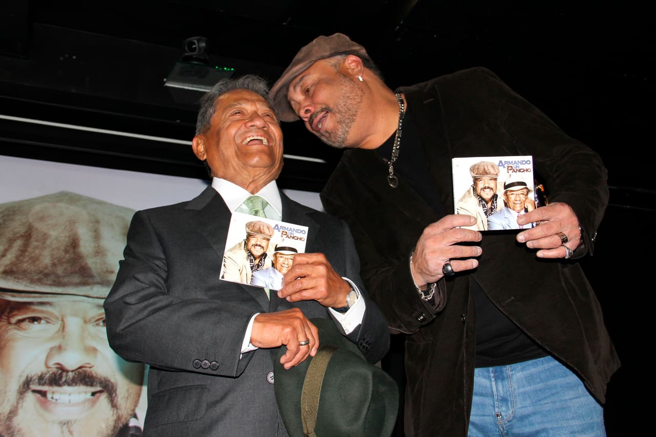 El autor fue hospitalizado el 17 de diciembre en Ciudad de México tras dar positivo a la covid-19 e intubado días después. En la fotografía junto al compositor Francisco Céspedes, en 2013.
<br>