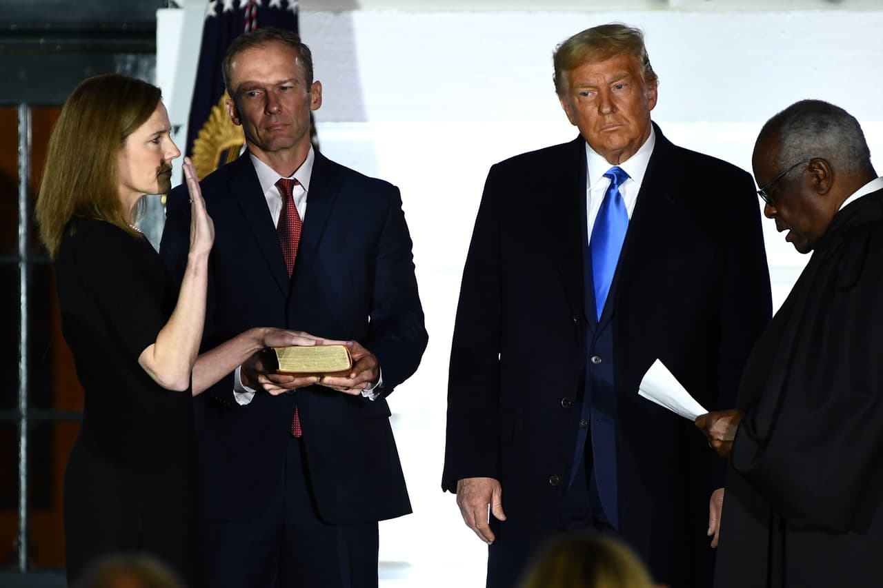 Trump nominó a la jueza jueza Amy Coney Barrett para la Corte Suprema después de la muerte de Ruth Bader Ginsburg. El Senado procesó esta nominación aceleradamente, a pesar de que los demócratas prestaron la nominación ‘express’ en plenas elecciones. En la fotografía la juramentación de Barrett en la Casa Blanca, junto al mandatario y el magistrado Thomas Clarence, el 26 de octubre.