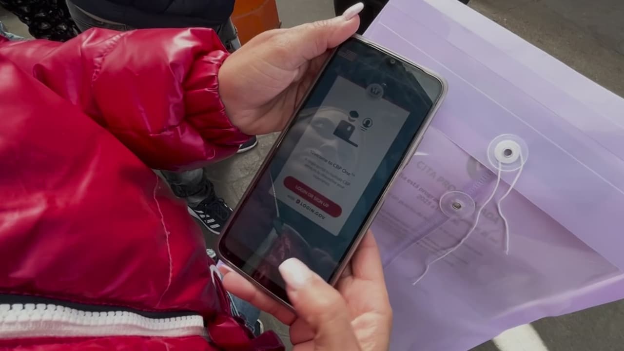 Jueza ordena a Trump restablecer estatus legal a más de 900 mil migrantes