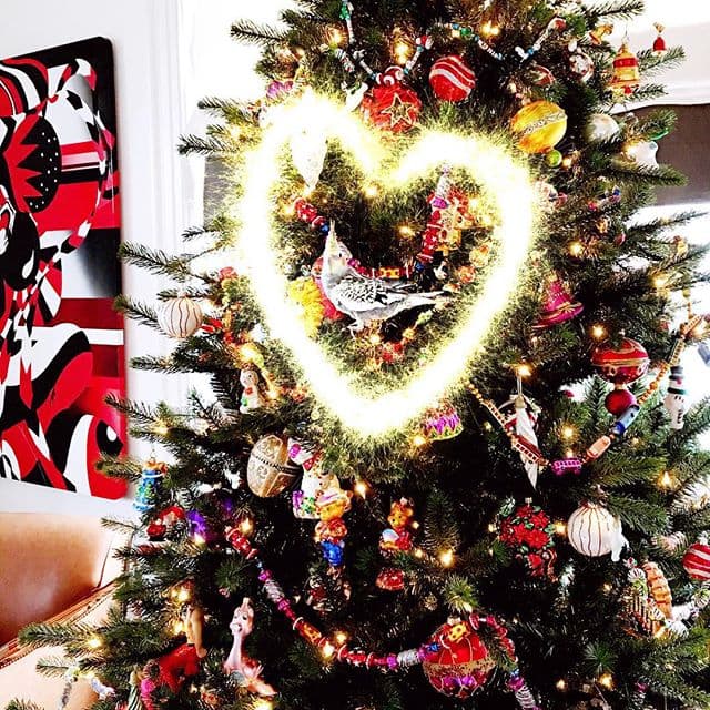 Ella se decidió por usar los colores más vistosos, así como luces en forma de corazón.