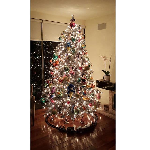 No sólo tendrá en su casa a su hijo Santi, sino también a su galán Horacio Pancheri, quien seguro le ayudó con la decoración. ¿Y tú, ya pusiste el arbolito navideño en tu hogar?