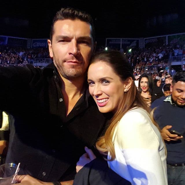 Una de las más ansiosas fue Jacqueline Bracamontes, quien junto con su esposo, Martín Fuentes, adornó su hogar de plateado y rojo.
