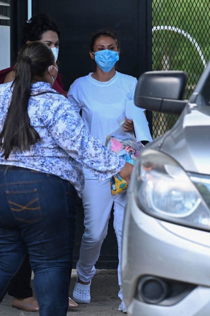 Vestida de blanco, Sara estuvo acompañada por miembros de su familia y su abogada Karla Vaquerano, del grupo de defensa del derecho al aborto
<a href="https://agrupacionciudadana.org/sara-enfrenta-nuevamente-el-ensanamiento-judicial-de-la-fiscalia-general-de-la-republica/" target="_blank">ACDATEE</a>.