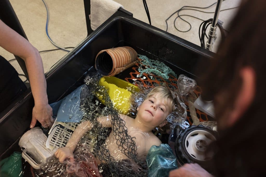 Como auténtica galería sobre la tierra, las fotos quedaron dispuestas pero en el fondo del mar.