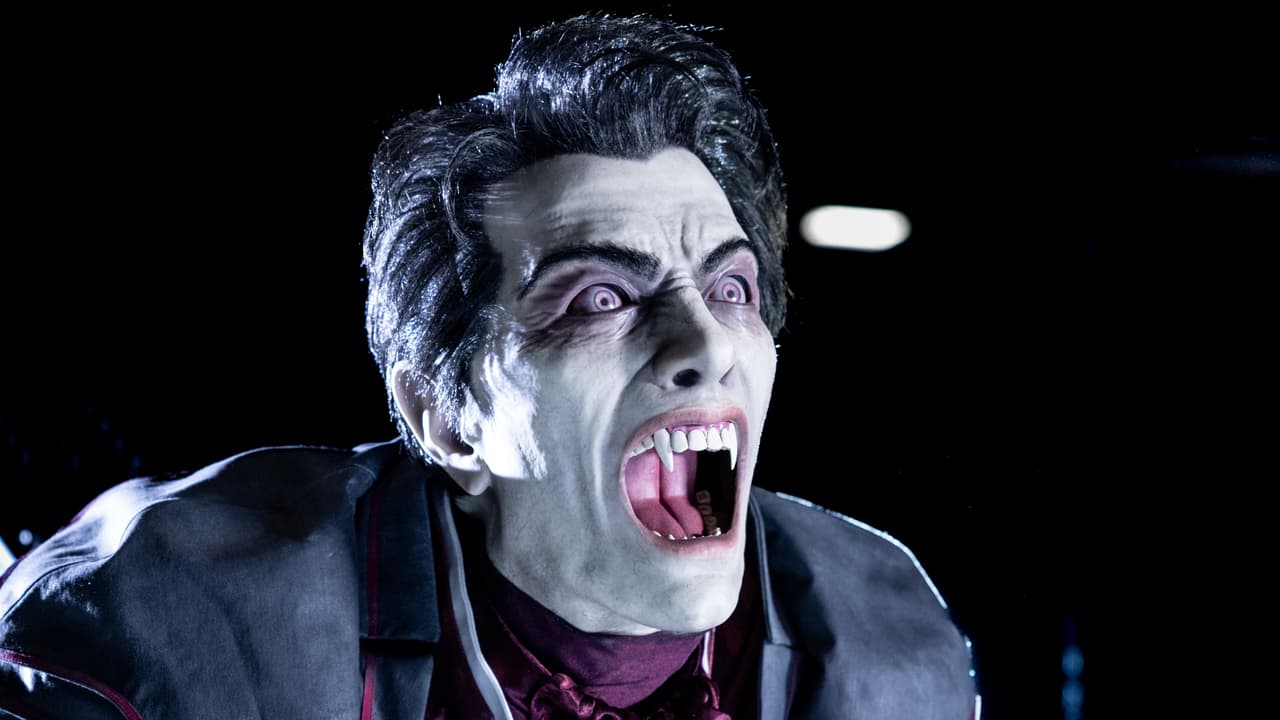 <b>Drácula, el Príncipe de las Tinieblas</b>: Con su mirada hipnótica y su elegancia aterradora, Drácula es el vampiro más temido que se cierne sobre la atracción. Su capacidad para manipular la oscuridad lo convierte en un adversario formidable, mientras los visitantes se enfrentan a su seductor encanto y peligrosas intenciones a lo largo de la experiencia.