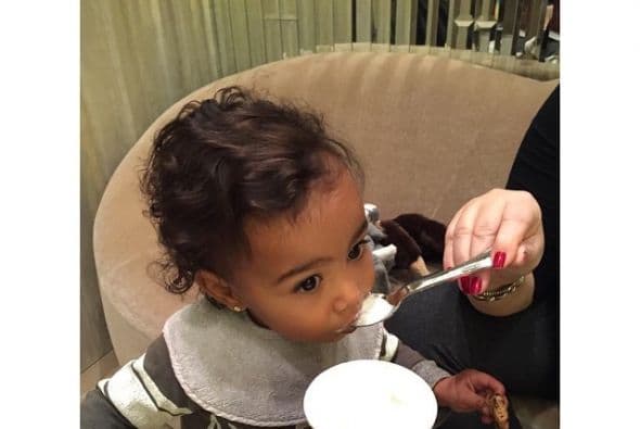 Tomando chocolate caliente con la tía Khloé.