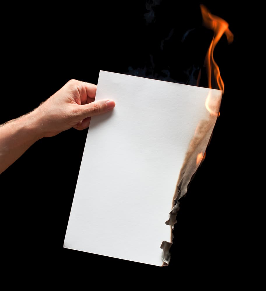 Con el debido cuidado, prende la hoja y deja que las cenizas se las lleve el viento.