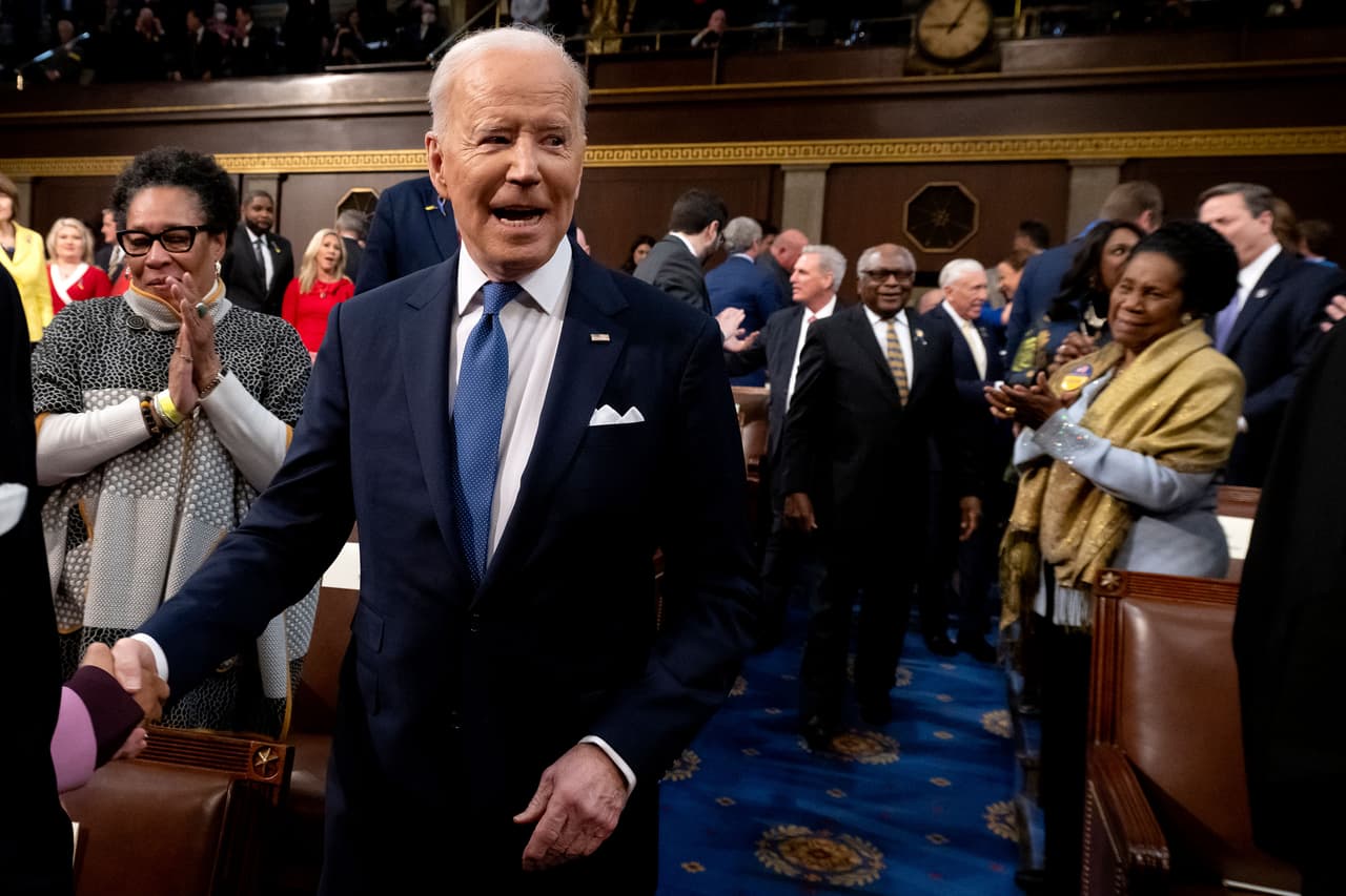 La entrada de Joe Biden a la sala. “Hablaré sobre el progreso que hemos logrado juntos durante el último año y mi visión para construir una América mejor”, tuiteó el presidente una hora antes de comenzar.