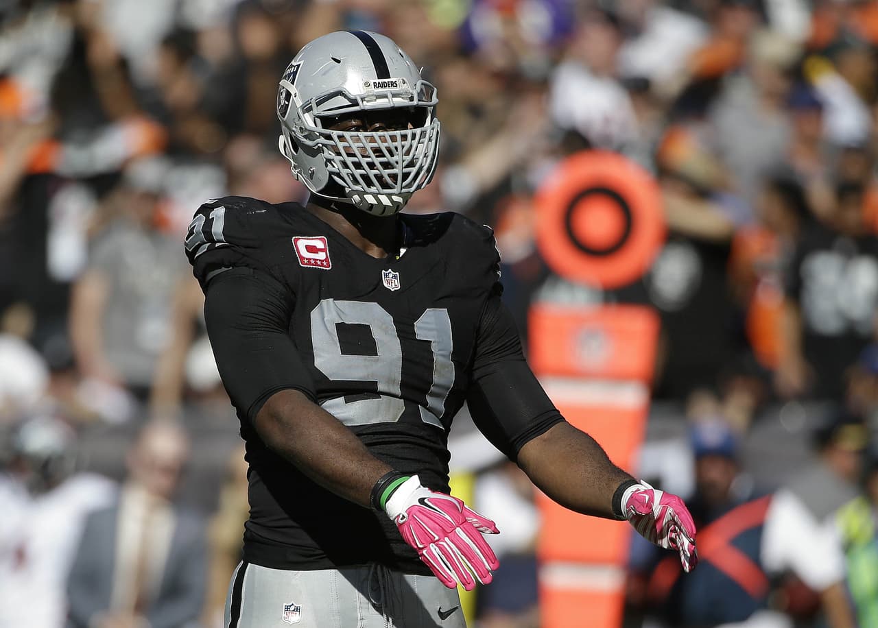 Justin Tuck de Raiders fuera el resto de la temporada por desgarre en el músculo pectoral