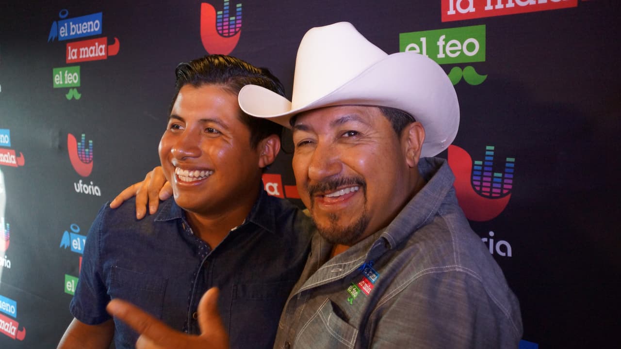 Así fue la visita de
<a href="http://www.univision.com/los-angeles/kmex/noticias/sucesos/si-no-moves-el-carro-te-lo-muevo-yo-la-amenaza-que-cumplio-el-peaton-que-tumbo-el-carrito-de-un-vendedor-de-elotes">Benjamín Ramírez</a>, #ElElotero más famoso del mundo en
<a href="https://www.facebook.com/buenomalafeo/?fref=ts"> 'El Bueno, La Mala y El Feo'.</a>