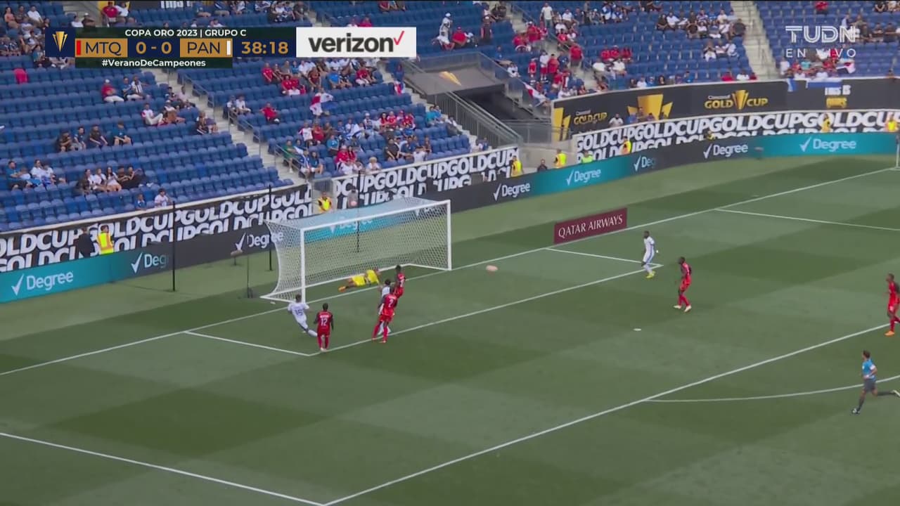 ¡Cabezazo de Davis y De Percin rechaza en espectacular atajada!