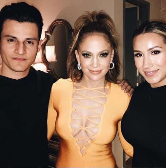 Para esta imagen posó con grandes amigos y se le vio sonriente, ha estado de diez con esta serie de conciertos que hoy son la sensación de la 'Ciudad del Pecado'.