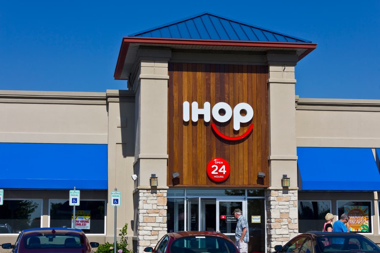 <b>Puesto 14. Dine Brands Global.</b>
<br>
<br>Locales cerrados: 202.
<br>
<br>Marcas afectadas: Applebee’s, IHOP.
<br>
<br>Esta cadena de restaurantes ha reportado importantes pérdidas durante la pandemia. Como resultado, los cierres comenzaron en los primeros tres trimestres de 2020. El estudio aclara que sus resultados solo son una muestra representativa de las tendencias de las principales marcas. 
<br>