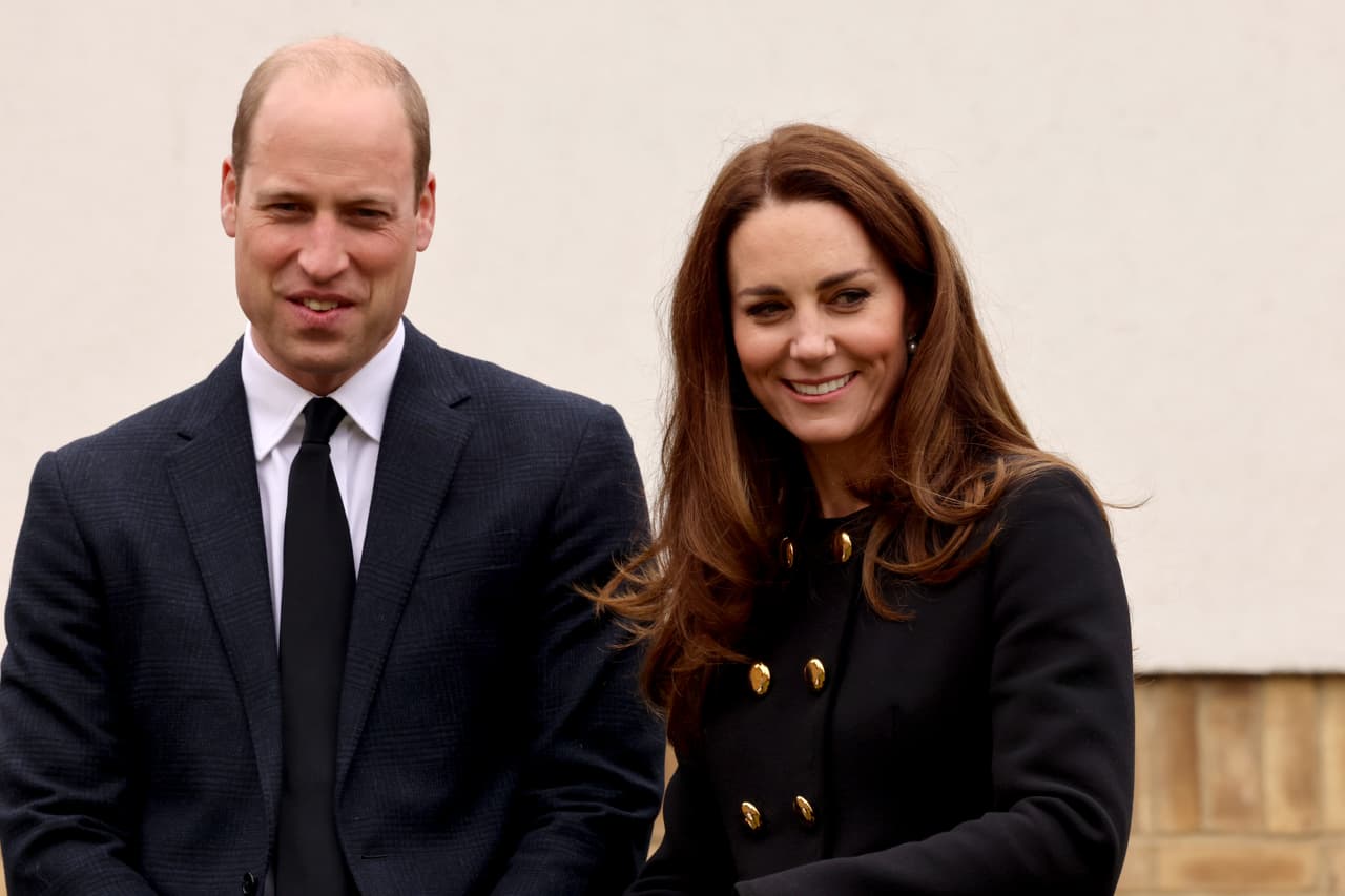 Mientras William vistió una chaqueta y pantalones chinos, que acompañó con una corbata negra, Kate utilizó un abrigo negro de estilo militar, que tenía detalles de botones de latón.
