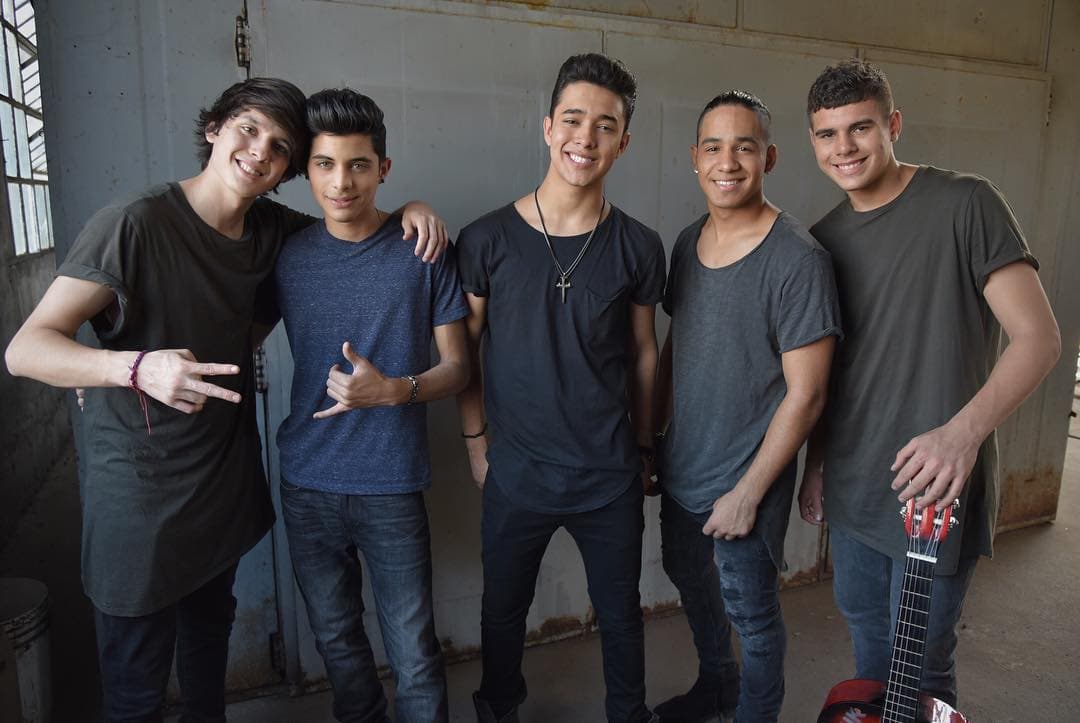 Su primer sencillo fue "Devuélveme mi corazón".