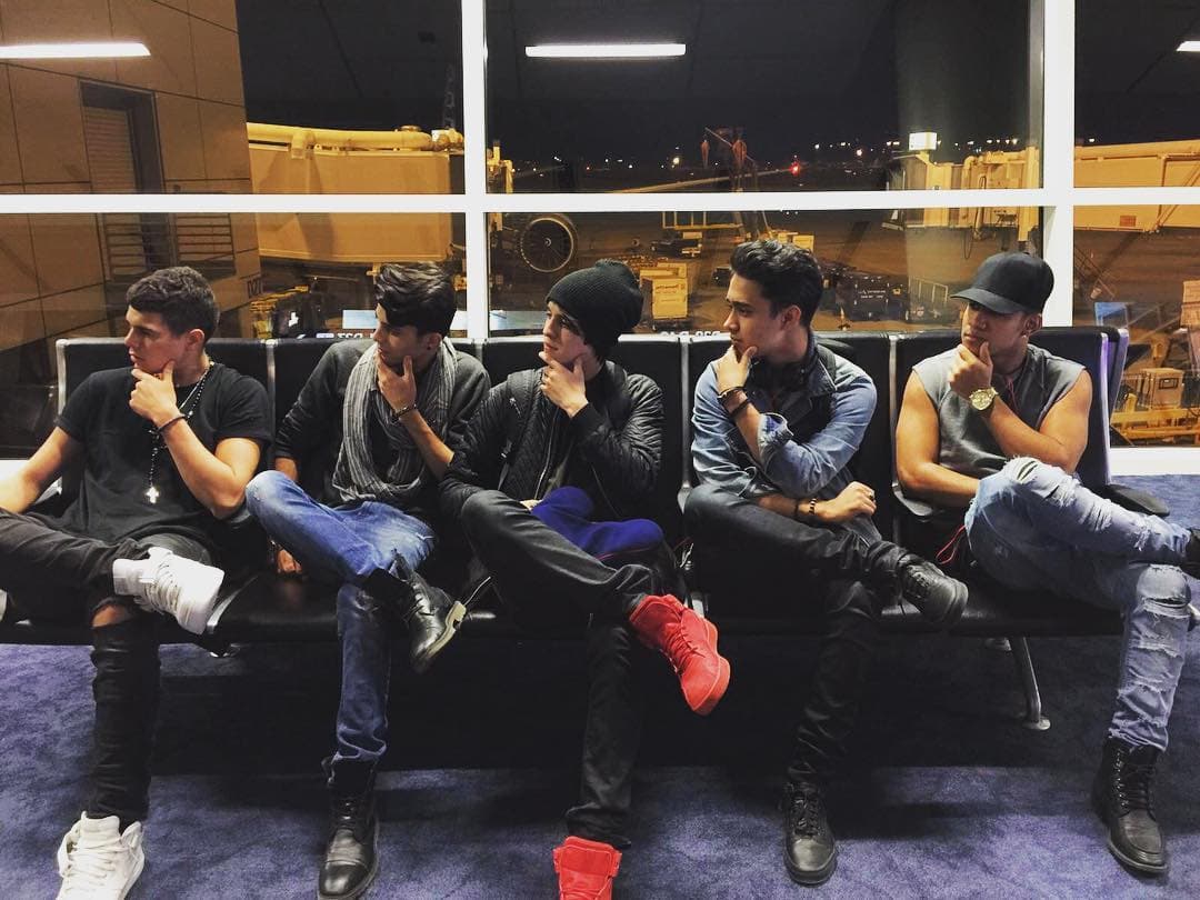 Los chicos de la banda son apasionados por la música y su comienzo en el mundo artístico promete ser imparable de la mano de Wisin.