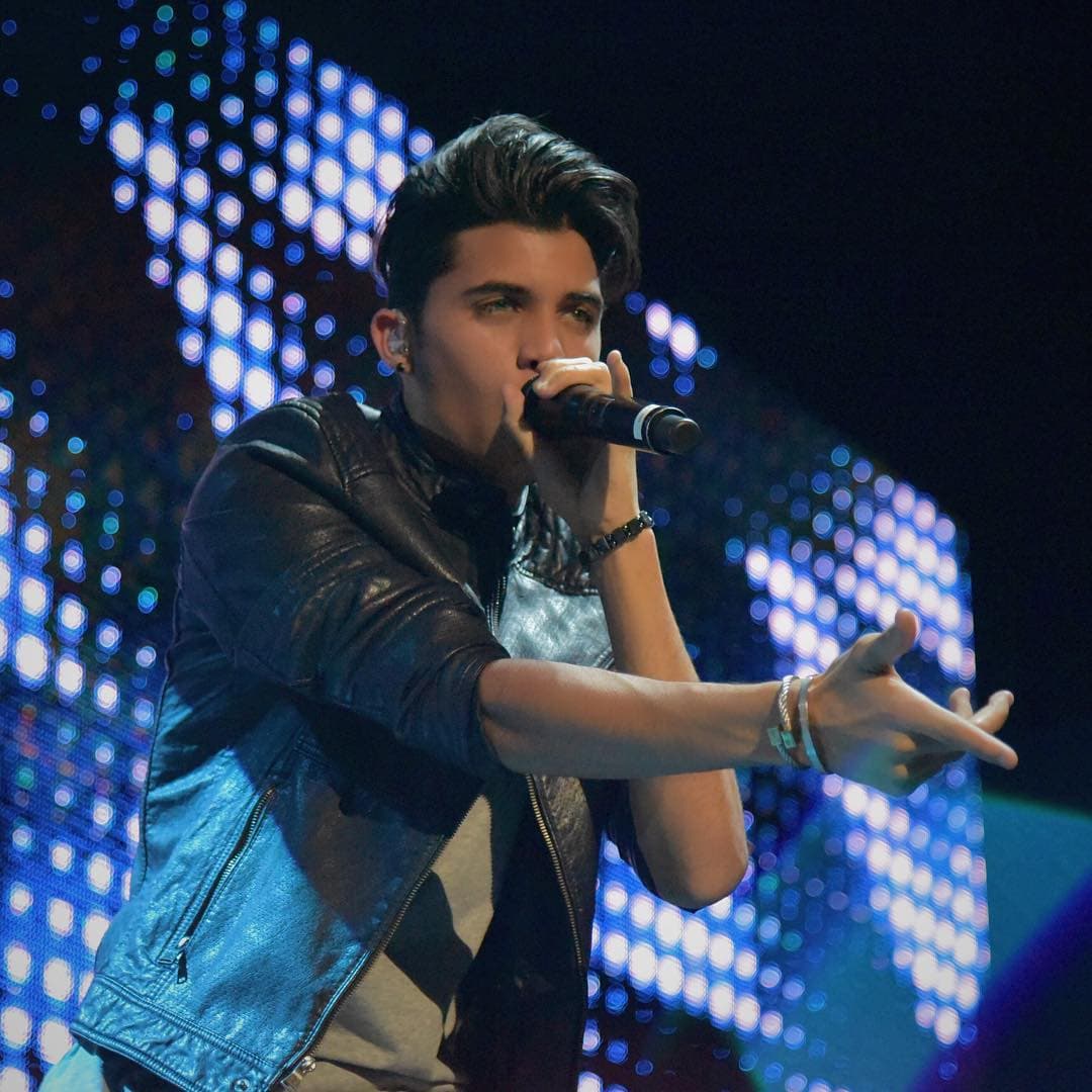 Erick es un coqueto de tiempo completo y con esa mirada cautiva a más de una.