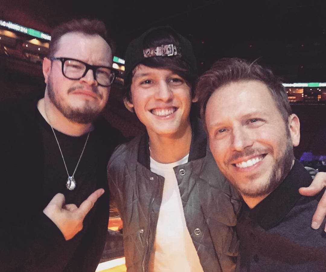 Christopher aprovechó para tomarse una selfie con Sin Bandera, sus ídolos.