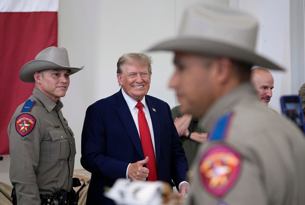 Donald Trump en una foto de archivo de cuando visitó a miembros de la Guardia Nacional de Texas el 19 de noviembre de 2023.