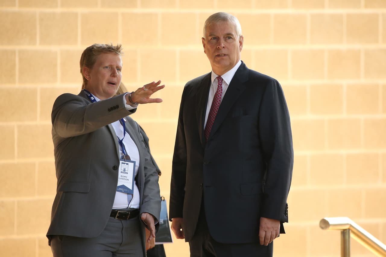 El integrante de la familia real inglesa argumentó que fue por su honorabilidad que no pudo notar que quedarse en ese lugar era un error.
<br>