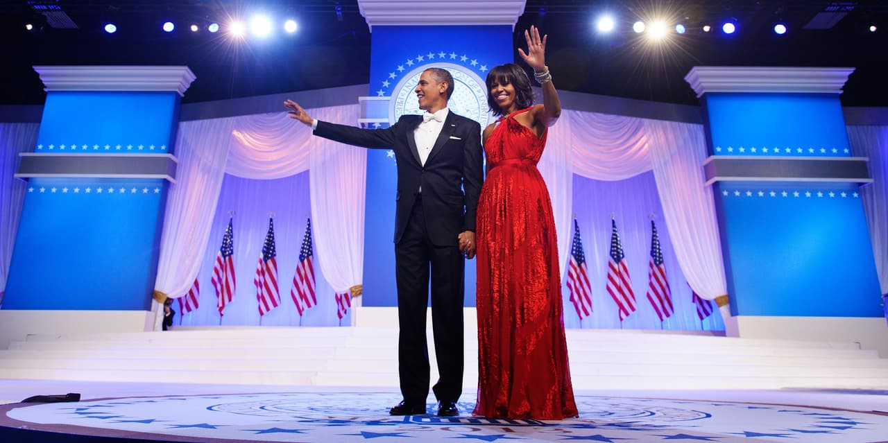En su segundo baile inaugural en 2013, Michelle Obama, que ya gozaba del beneplácito de la prensa de moda, eligió de nuevo, como es costumbre para este evento, un diseñador americano.
<b>Jason Wu</b> le creó a la medida un vestido color rubí con apliques de diamantes. Sus zapatos fueron de
<b>Jimmy Choo</b>.