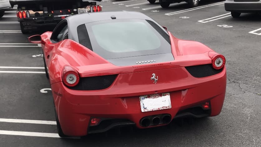 Un Ferrari y un Lamborghini entre los autos que compró un hombre acusado de fraude con ayudas de covid-19