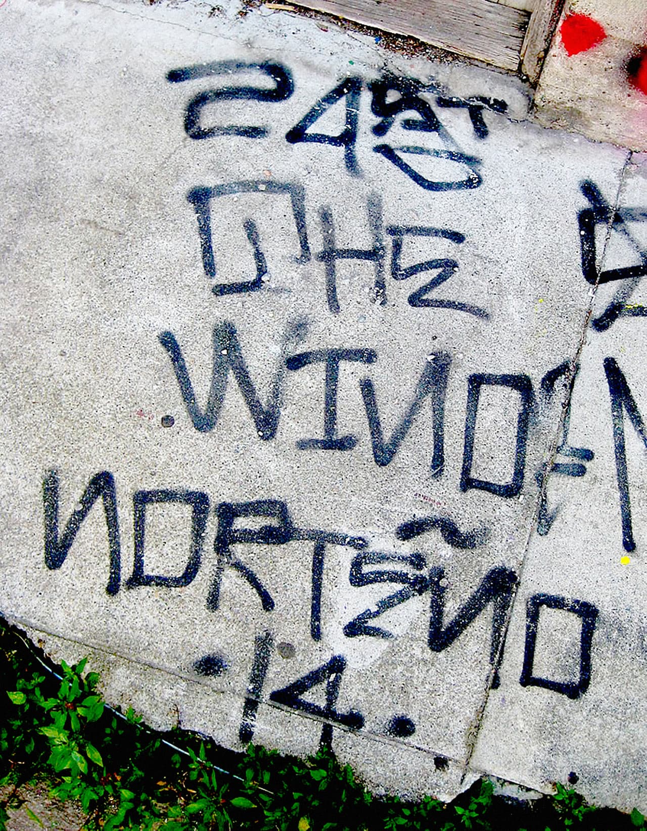<b>Los Norteños.</b> También conocidos como 'Norte
<i> </i>14'
<i>, </i>es la otra banda que surgió del conflicto entre los grupos del sistema penitenciario de California en los 60. Eran latinos del norte de California en rivalidad con los mexicanos de 'Los Sureños'. El grupo está bien organizado y tiene una constitución que establece que el liderazgo reside en la prisión estatal de Pelican Bay en California. La mayoría de los miembros de la pandilla responde a este liderazgo, aunque una minoría sigue al liderazgo original, que fue reubicado estratégicamente por las autoridades en otra prisión en Colorado. También se han identificado miembros de esta banda en Texas, el medio oeste y Nueva York. Están involucrados en un sinnúmero de actividades ilegales y se identifican con el número 14, el color rojo y la estrella del norte, entre otros símbolos.