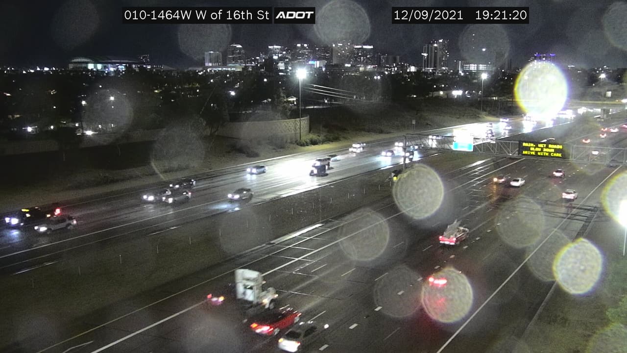 “Esta noche continuarán cayendo lluvias de ligeras a moderadas en todo el Valle. Las cantidades de lluvia serán ligeras, lo que puede resultar en carreteras resbaladizas”, alerta el
<a href="https://twitter.com/NWSPhoenix/status/1469121298714411010" target="_blank">Servicio Meteorológico Nacional de Phoenix</a>.