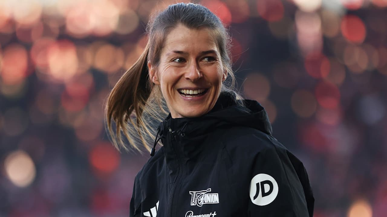 Marie-Louise Eta es la primera mujer en dirigir un partido en la Bundesliga