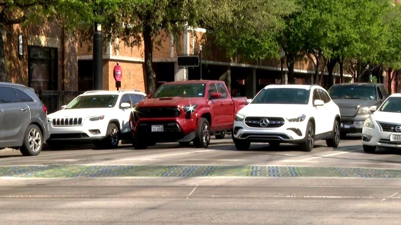 Dallas retirará 30 cruces peatonales temáticos tras mandato estatal de Greg Abbott