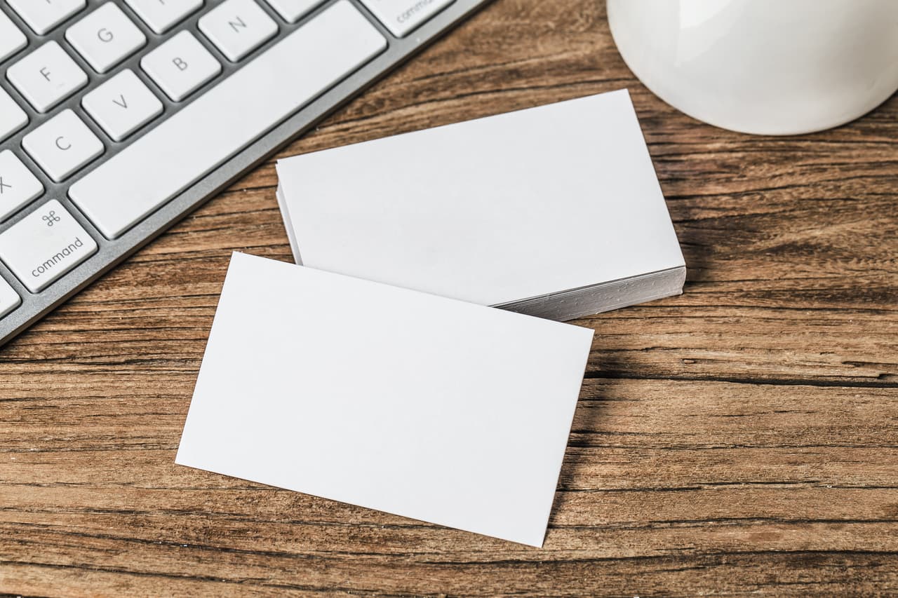 Cartulina de un color que te guste. Para que sea más fácil para ti puedes comprar fichas técnicas tamaño 7.5 cm x 12. 5 cm., o si prefieres, puedes comprar un pliego y cortarlo en el tamaño que desees.
<br>