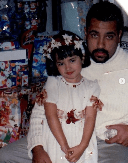 Esta pequeñita de mirada tierna 
<b><a href="https://www.univision.com/especiales/latin-grammy/selena-jennifer-lopez-y-jenni-rivera-me-ensenaron-el-potente-mensaje-de-becky-g-al-ser-reconocida-por-los-latin-grammy">es una de las cantantes que más suena</a></b> en las listas de reproducción de todas las plataformas y ha realizado importantes colaboraciones con muchos artistas.