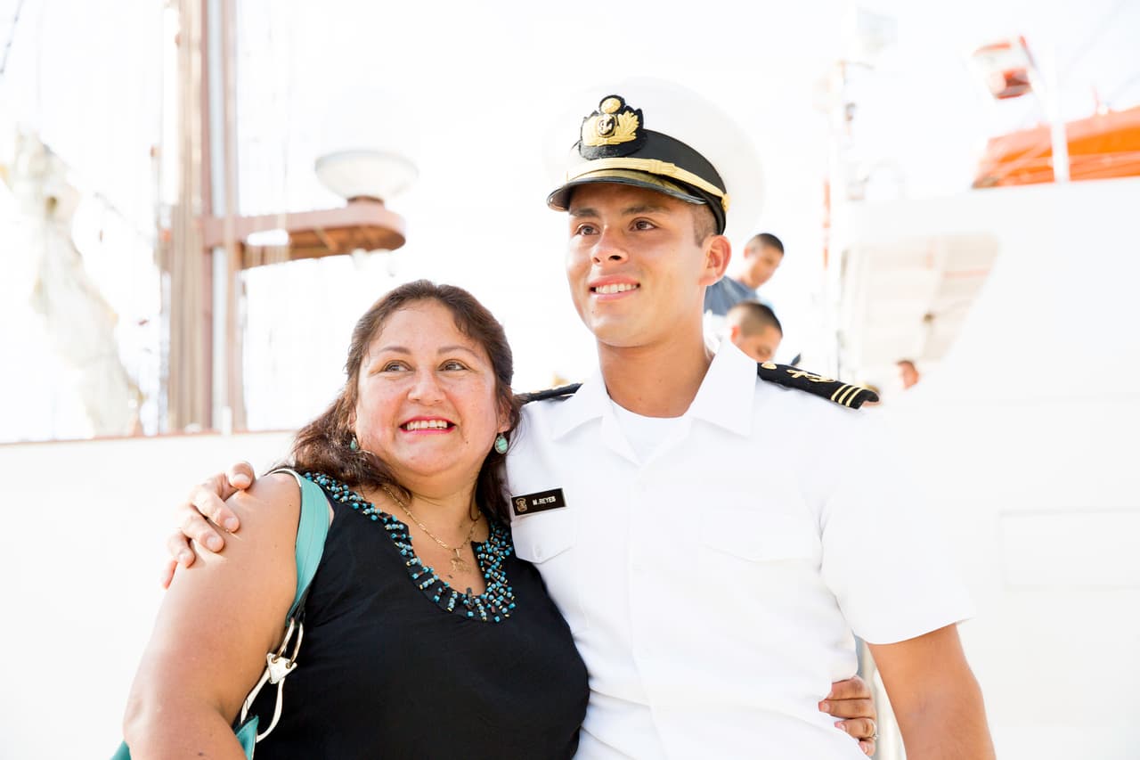 Mientras él guía a un grupo de turistas que vinieron a ver el buque, Lizbeth y Manlio tienen sus momentos de madre e hijo. En una ocasión ella le agarra la mano e intenta restregarle dos rastros de pintura. Él le explica: "Ayer estuvimos pintando todo el día para dejar todo bonito".