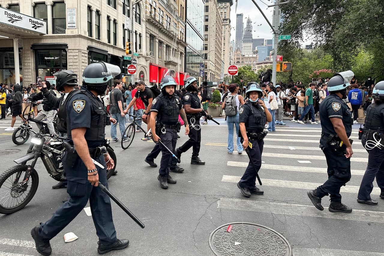 La policía de Nueva York con equipo antidisturbios patrulla alrededor de Union Square.
