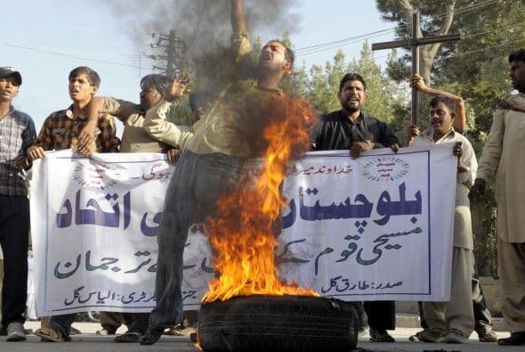 Pakistán amaneció conmocionado por la peor matanza cometida por los talibanes contra la comunidad cristiana, que costó la vida a más de ochenta personas y pone en jaque la estrategia de diálogo del Gobierno con los radicales. El último recuento ha elevado a 82 el número de fallecidos, que aún puede subir dado el estado crítico de varios de los más de 140 heridos ingresados en hospitales de la localidad noroccidental de Pesháwar, en una de cuyas iglesias se produjo la masacre. "No teníamos palabras ante el horror que teníamos delante", explicó hoy a Efe el director de la Liga Interconfesional de Pakistán (APIL), el cristiano Sayid Ishaq, quien visitó ayer junto a diversas autoridades regionales a las víctimas hospitalizadas. "No es solo un atentado contra nuestra minoría, sino también contra la humanidad de este país", dijo Ishaq, quien calificó la situación tras el ataque "como la peor sufrida hasta ahora por los cristianos paquistaníes".