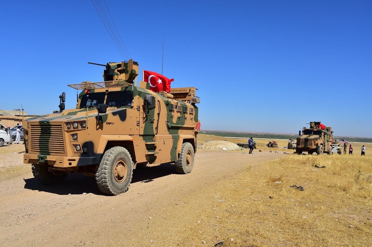 El presidente de Turquía, Recep Tayyip Erdogan, lleva meses amenazando con lanzar una ofensiva militar contra las fuerzas kurdas en el norte de Siria, a las que considera una amenaza para su país. "Turquía pondrá pronto en marcha su largamente planeada operación en el norte del Siria", dice un comunicado de la Casa Blanca difundido por la secretaria de prensa, Stephanie Grisham