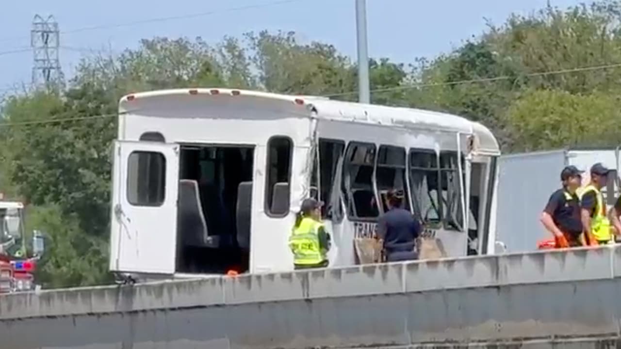 El incidente ocurrió en la autopista I-35, a la altura de Leon Creek, cerca de Cassin Road, a eso de las 2:30 pm del jueves 17 de julio. 
<br>
<br>Los bomberos de San Antonio confirmaron que
<b><a href="https://www.univision.com/local/san-antonio-kwex/accidente-multiple-ih-35-san-antonio-texas" target="_blank"> dos personas murieron en la escena</a></b> y otras cinco fueron llevadas al hospital con heridas graves.