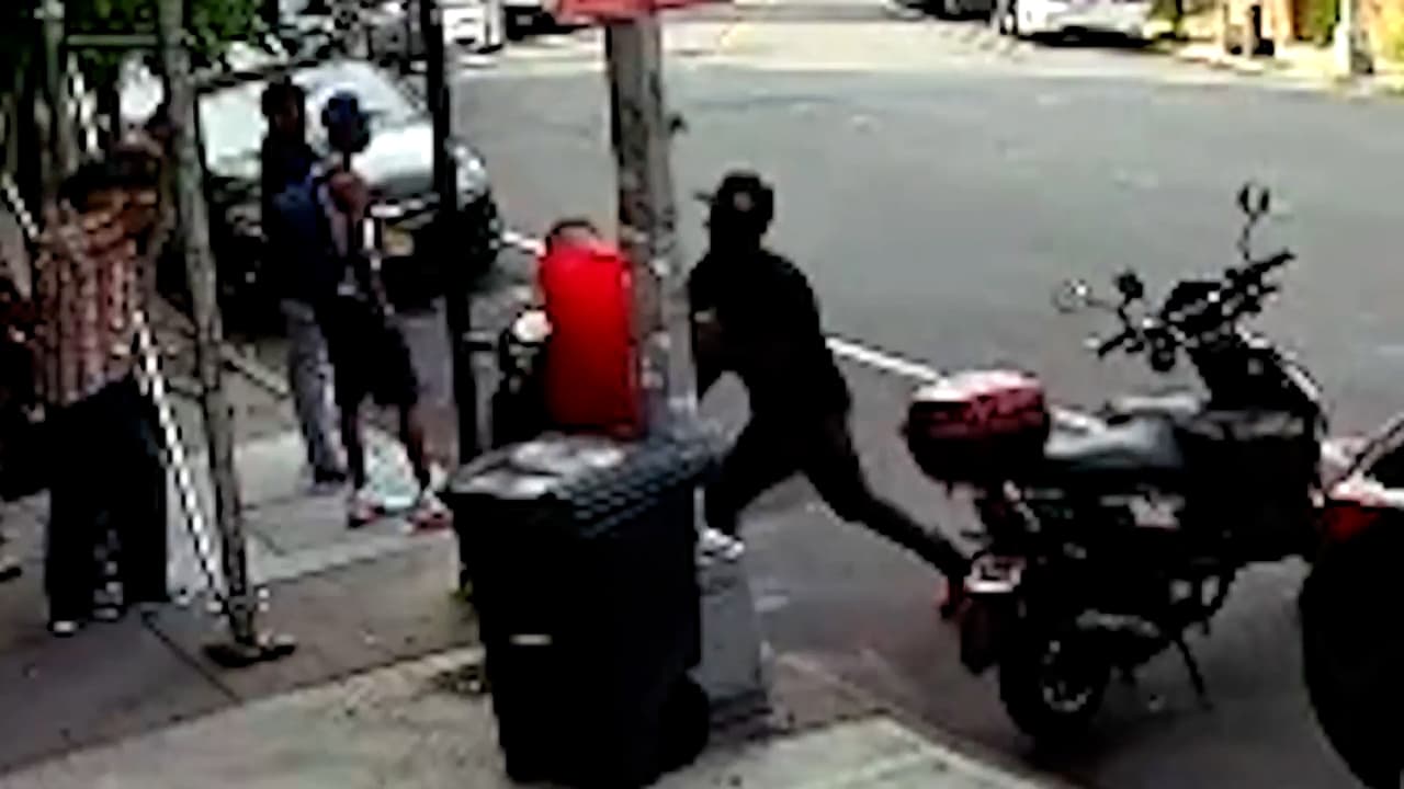 En cámaras de seguridad se observa que tras ser golpeado por el objeto, 
<b>el hombre se enfila con dirección al lugar del que fue lanzada la botella</b> y donde se encontraban varios testigos observando la escena.
<br>
<br>
<b>Sin mediar palabra apuñaló a Ronald</b> que se encontraba observando la riña.
<br>