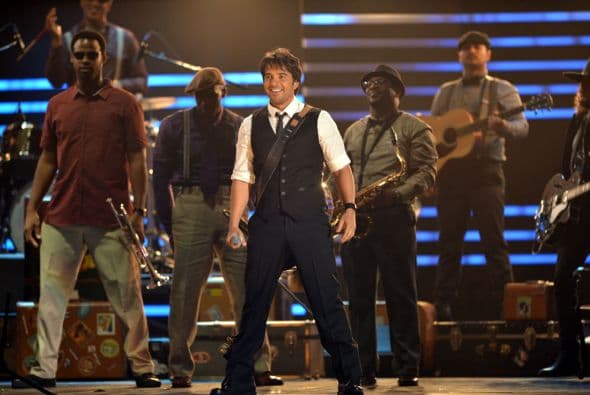 Luis Fonsi presentó una sorpresa muy especial, pues estrenó su sencillo "Corazón en la maleta".