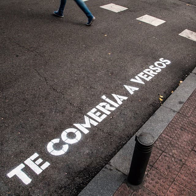 Serrano comparte una bella anécdota sobre la iniciativa de los pasos peatonales: "Hay una una historia muy bonita que ha resultado en que uno de nuestros amigos sea papá ahora". El autor de algunas de las frases era un rapero amigo del grupo y el proyecto le cambió la vida. "Pusimos uno de sus versos en la puerta de la casa de una chica que lo conocía y con quien había perdido el contacto. Esto hizo que cuando ella lo leyó y se enteró de que era de él entraran de nuevo en contacto. Se hicieron pareja y ahora tienen un niño que nació hace unos meses".
<br>