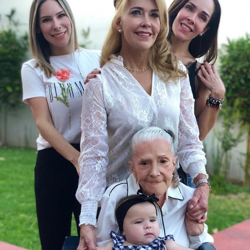 Al pie de esta imagen, Cid escribió: "Descansa en paz, 'Santusita' mía. Gracias por esperarnos, por tu amor, por decirnos que hace apenas una semana había sido el día más feliz de tu vida".