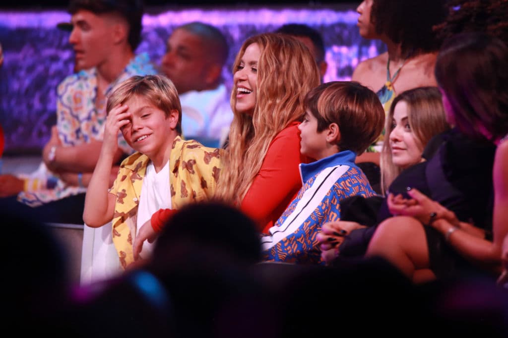 Los niños de 10 y 8 años se mostraron divertidos ante la 
<a href="https://www.univision.com/shows/premios-juventud/premios-juventud-2023-mejores-fotos-noche-fotos">explosión de energía y música</a> que se vivió en el escenario de Premios Juventud 2023.
<br>