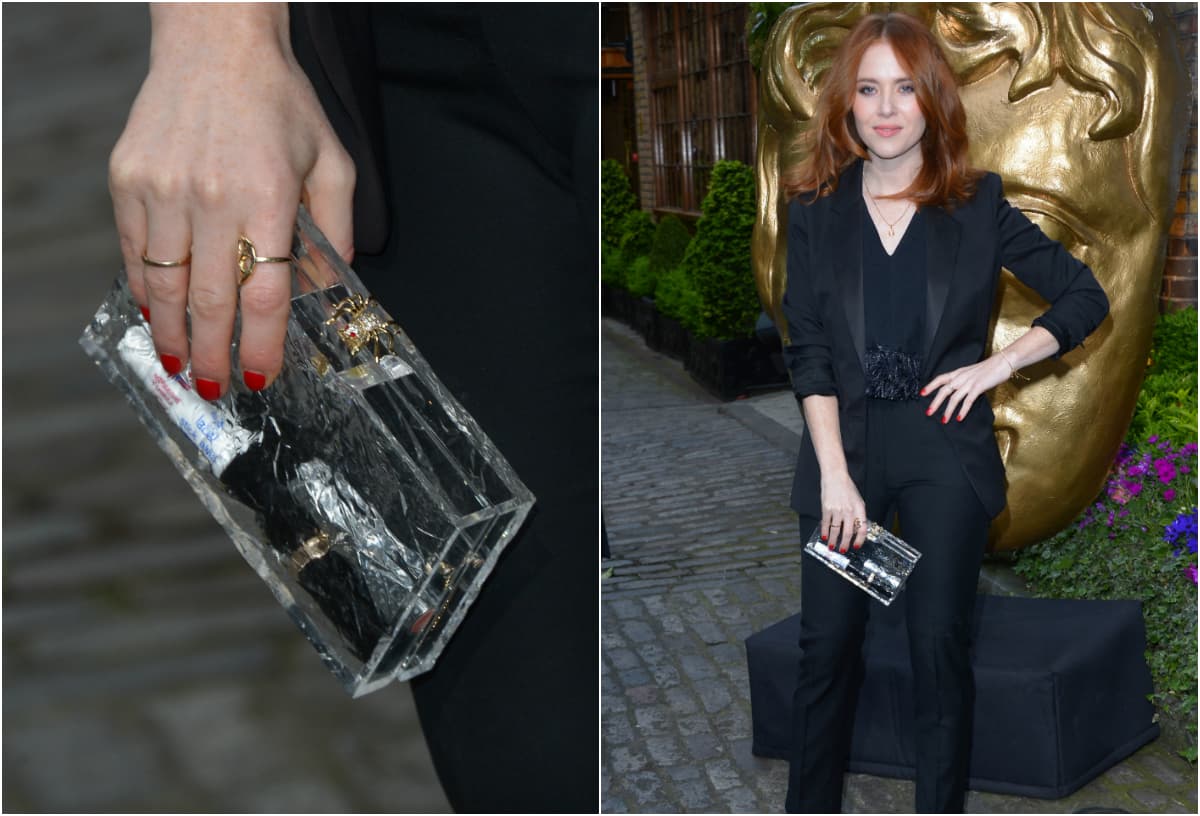 Poco a poco está entrando en boga los 'clutch' transparentes como el de la presentadora de TV, Angela Scanlon. ¡Cuidado, porque se ve todo!