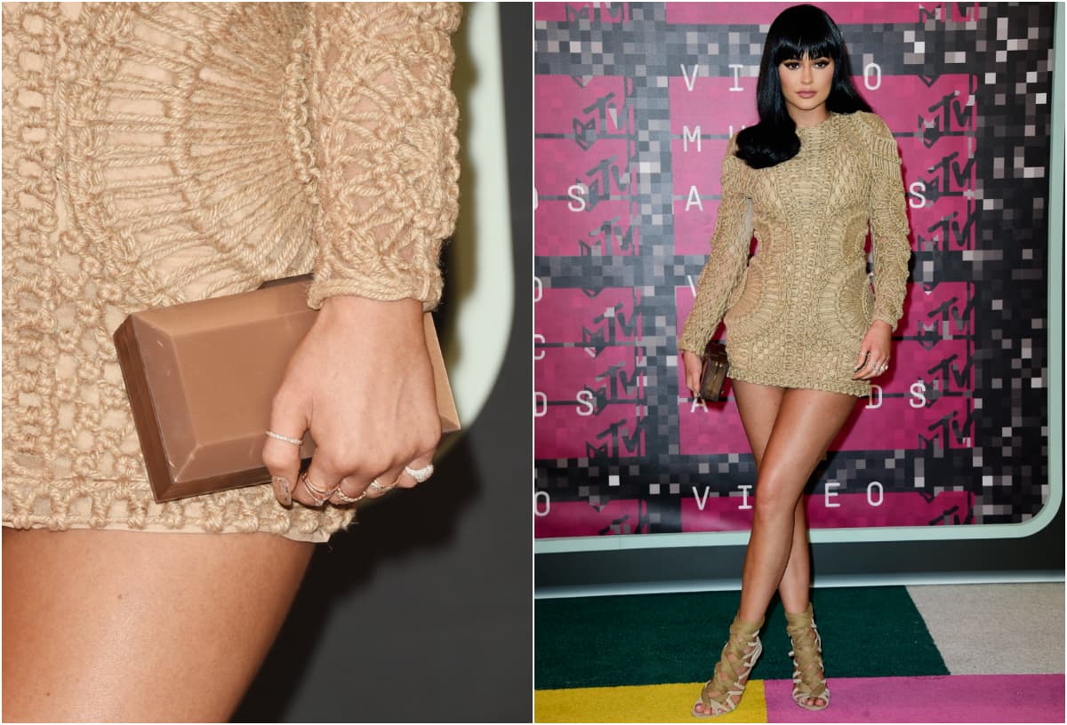 Más discreto y modesto es llevar carteras con tonalidades térreas, como lo hace Kylie Jenner.