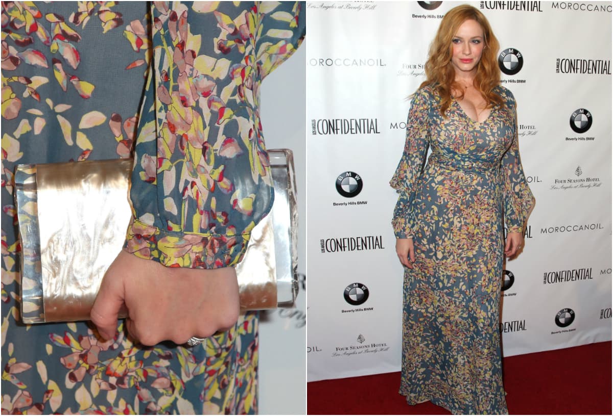 Christina Hendricks nos enseña cómo elegir una cartera que combine con vestidos muy coloridos: ¡las que emitan un brillo opaco son perfectas!