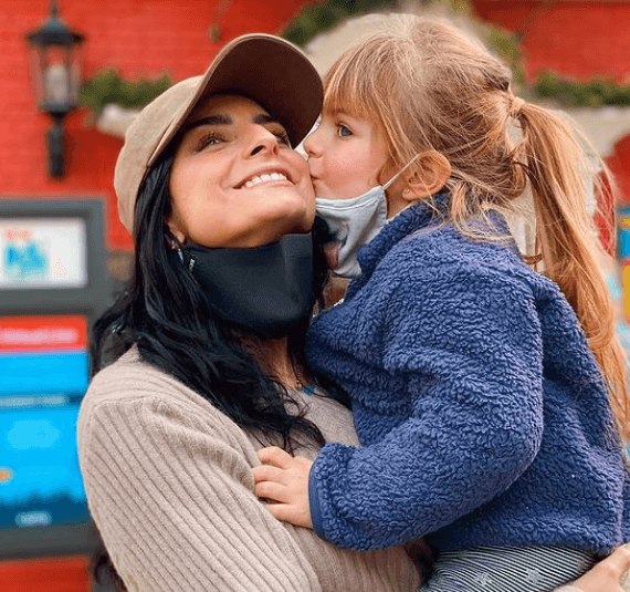 Por su parte, Aislinn Derbez no ha dejado de derrochar ternura junto a su pequeña hija. "
<b>Alguien me dio un ataque de besos con tal de que le de su regalo de #Grinchmas Y ella es mi mejor regalo del universo ♥️", </b>expresó junto a esta fotografía.