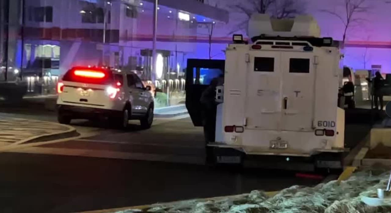 Equipo SWAT es desplegado en edificio de Old Town por sospechosos armados 