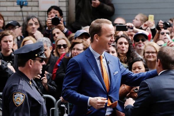 El futbolista saludando a muchos